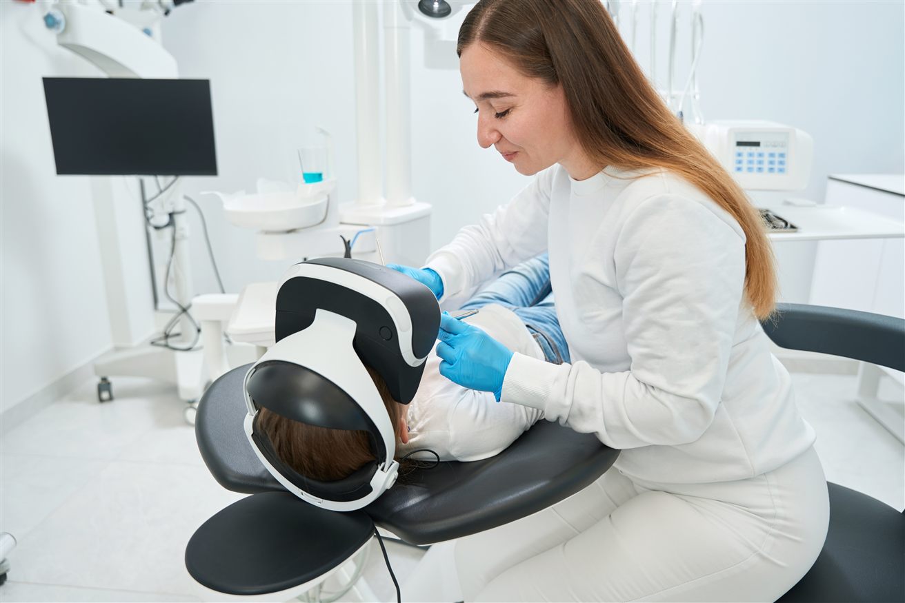 Patient détendu chez le dentiste grâce à la réalité virtuelle